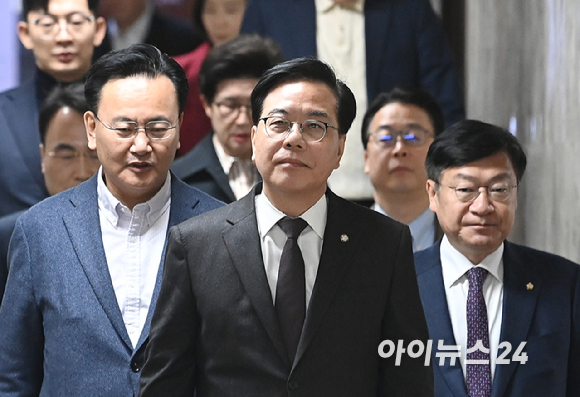 송언석 국민의힘 원내대표가 6일 서울 여의도 국회에서 열린 원내대책회의에 참석하고 있다. [사진=곽영래 기자]