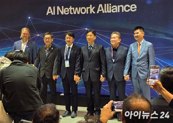 4일(현지시간) 모바일월드콩그레스(MWC) 2026 행사장 내 KT 전시관에서 열린 한﻿국형 AI 네트워크 협력체 'AINA'(AI Network Alliance) 출범식에서 최우혁 과학기술정보통신부 정보보호네트워크정책실장(왼쪽 세 번째), 서창석 KT 네트워크부문장(부사장, 왼쪽 네 번째), 최진성 AI-RAN 얼라이언스 의장(왼쪽 두 번째) 등 주요 참석자들이 기념사진을 촬영하고 있는 모습. [사진=안세준 기자]