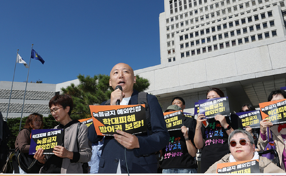 6일 서울 서초동 대법원 앞에서 열린 '제3자 녹음금지 예외적용을 통한 학대피해 장애인 권리보장 대책위원회' 주최 제3자 녹음금지 예외 촉구 2차 기자회견에서 웹툰 작가 주호민 씨가 발언하고 있다. [사진=연합뉴스]