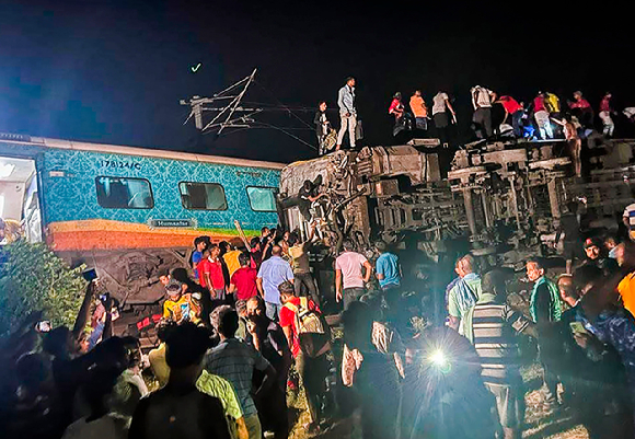 2일(현지시간) AP통신에 따르면 이날 사고는 인도 동부 콜카타에서 남서쪽으로 220㎞ 떨어진 지역에서 발생했다.   [사진=뉴시스]