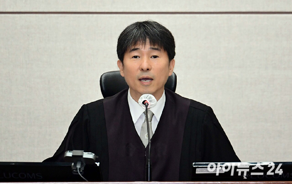 지귀연 서울중앙지법 부장판사가 지난달 21일 서울 서초구 서울중앙지법 417호에서 열린 윤석열 전 대통령의 내란 관련 혐의 재판을 진행하기 전 재판과정 공개에 대해 발언하고 있다. [사진=사진공동취재단]
