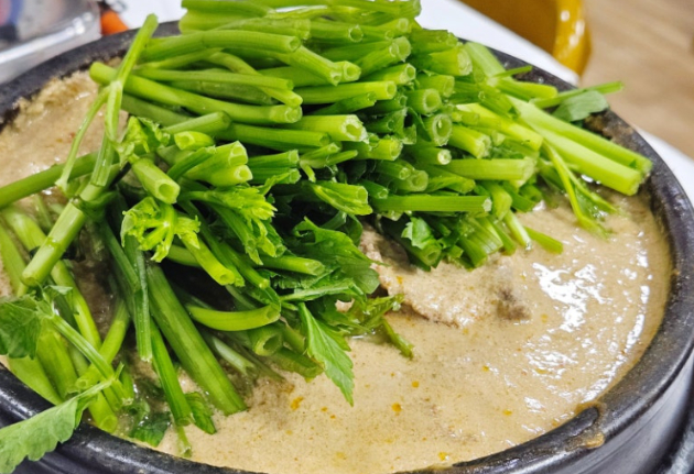 광주를 대표하는 향토 음식인 '오리탕'은 담백하면서도 얼큰한 국물 맛으로 많은 이들의 사랑을 받는 동시에 다양한 건강 효능까지 지닌 보양식으로 평가받는다. 사진은 AI로 생성한 이미지. [사진=챗GPT]