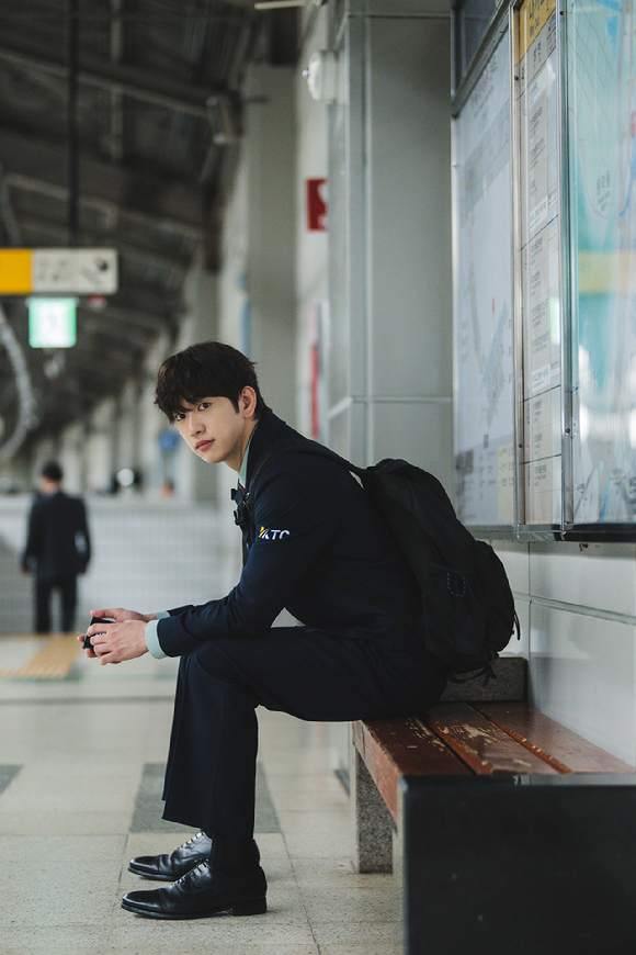 배우 박진영이 JTBC 금요시리즈 '샤이닝'에서 열연하고 있다. [사진=SLL, 카카오엔터테인먼트]