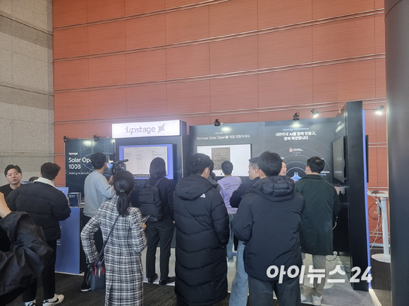 김성훈 업스테이지 대표가 30일 오후 서울 코엑스에서 열린 독자AI 프로젝트 1차 발표회에서 모델 개발 성과를 발표하고 있다. [사진=윤소진 기자]