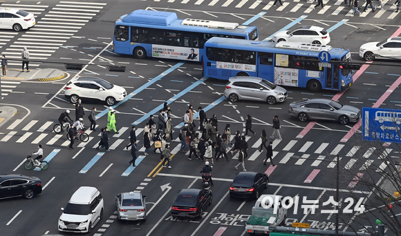 4년제 대졸 신입사원의 연봉은 평균 2천881만원(세전 기본급 기준)으로 집계됐다. [사진=김성진 기자]