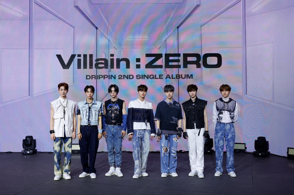 그룹 드리핀이 15일 서울 용산구 블루스퀘어 마스터카드홀에서 열린 두번째 싱글 '빌런 : 제로' 발매 기념 온라인 쇼케이스에서 포즈를 취하고 있다. [사진=울림엔터테인먼트]