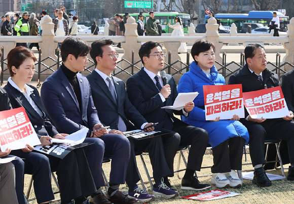 더불어민주당 박찬대 원내대표가 14일 서울 광화문 인근에서 열린 현장 최고위원회의에서 발언하고 있다. 2025.3.14 [사진=연합뉴스]