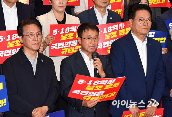 더불어민주당 한병도 당대표 직무대행 겸 원내대표가 13일 국회 로텐더홀 계단에서 열린 '민생입법 방해&middot;5.18 역사 왜곡 국민의힘 규탄대회'에서 규탄사를 하고 있다. [사진=곽영래 기자]
