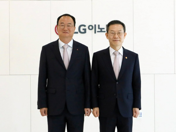 문혁수(왼쪽) LG이노텍 신임 최고경영책임자(CEO)와 이종호 과학기술정보통신부 장관이 30일 서울 강서구 LG사이언스파크에서 열린 반도체 패키징 간담회에서 기념 촬영을 하고 있는 모습. [사진=LG이노텍]