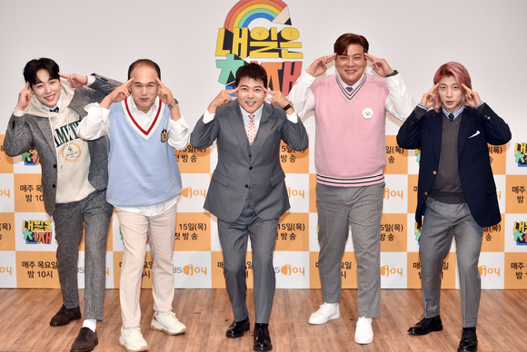 전현무 김광규 김태균 곽윤기 이장준이 15일 KBS Joy 새 예능 '내일은 천재' 제작발표회에서 포즈를 취하고 있다. [사진=KBS Joy]