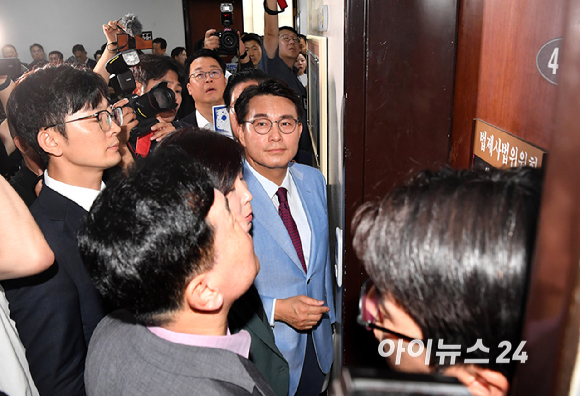 국민의힘 김승수 원내운영수석부대표를 비롯한 의원들이 8일 서울 여의도 국회 법제사법위원회 위원장실에 항의방문을 하고 있다. [사진=곽영래 기자]