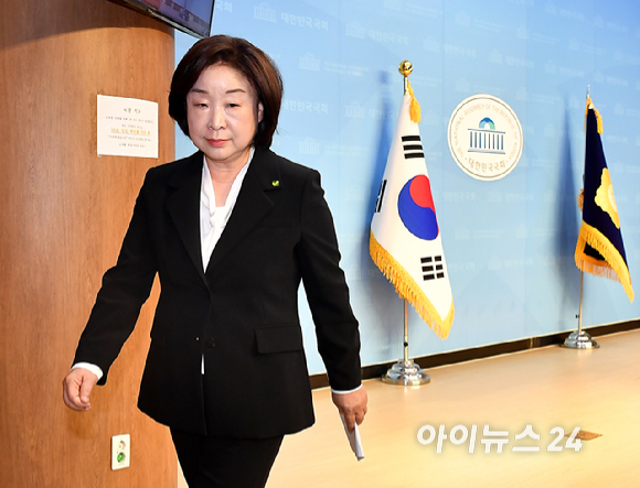 심상정 녹색정의당 공동선대위원장이 11일 오전 서울 여의도 국회 소통관에서 22대 총선 결과 관련 입장발표 기자회견을 마친 뒤 이은주 전 의원과 포옹을 하고 있다. [사진=곽영래 기자]