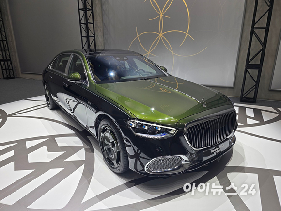 메르세데스-벤츠 코리아가 25일 서울 종로구 북촌 '푸투라서울'에서'메르세데스-마이바흐 S-클래스 V12 에디션'을 공개하고 있다. [영상=김종성 기자]