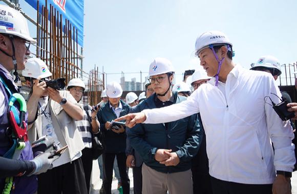 오세훈 서울시장이 지난 19일 서울 동대문구 이문3구역 주택재개발 공사현장을 찾아 관계자로부터 공사현황 설명을 듣고 있다. [사진=서울시]