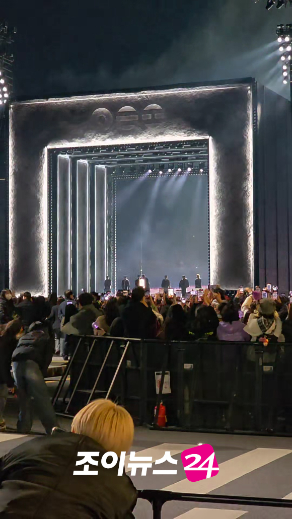 그룹 방탄소년단(BTS)이 지난 21일 오후 서울 광화문 광장에서 정규 5집 '아리랑(ARIRANG)' 앨범 발매 기념 컴백 무대를 펼치고 있다. [사진=정지원 기자]