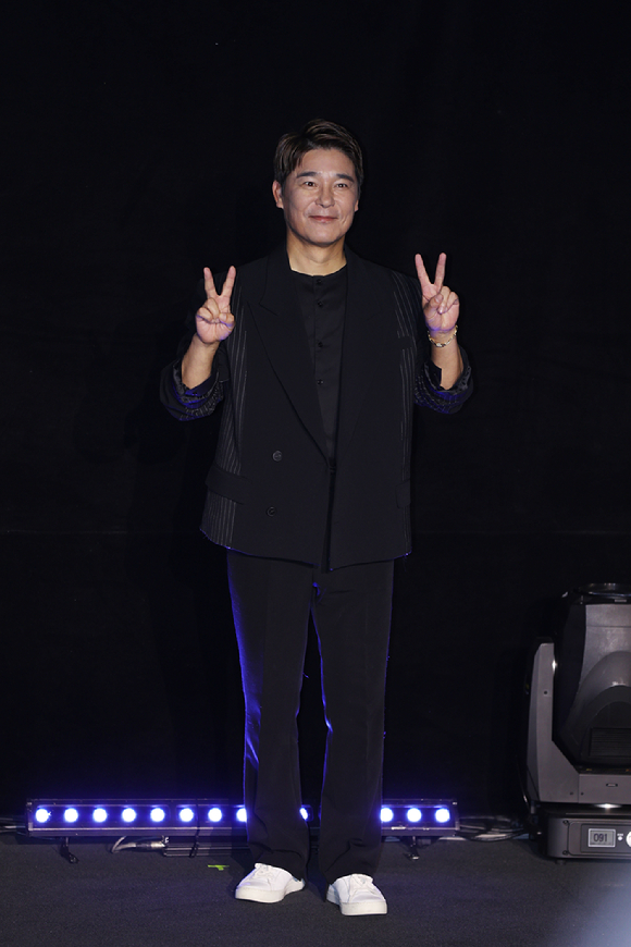 가수 임창정이 1일 오후 서울 영등포 CGV 스타리움관에서 정규 17집 발매 기념 쇼케이스를 열고 포토타임을 갖고 있다. [사진=: YES IM 엔터테인먼트]