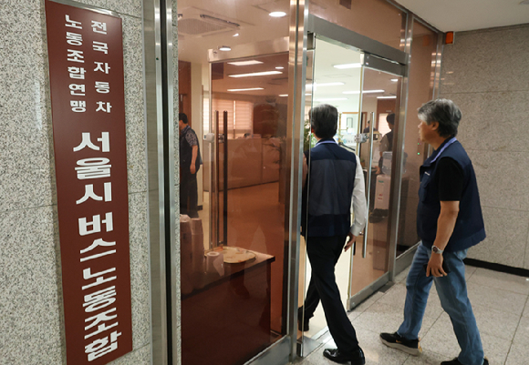 서울시버스노동조합 박점곤 위원장이 지난 3일 서울 용산구 서울시버스노동조합에서 열린 지부위원장회의에서 모두발언을 하고 있다. 서울시내버스노조는 이날 회의에서 서울지방노동위원회 조정이 성립되지 않을 경우 오는 16일 첫차부터 전면 파업에 돌입하기로 결의했다고 밝혔다. [사진=연합뉴스]