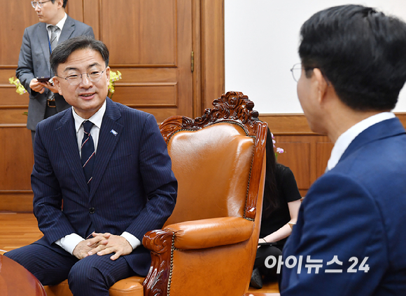 조정식 국회의장이 27일 서울 여의도 국회에서 조국혁신당 신장식 당대표와 신임 지도부 등을 만나 대화를 하고 있다. [사진=곽영래 기자]