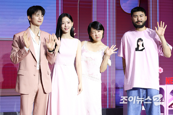 배우 서인국, 강한나, 코미디언 이은지, 가수 카더가든이 1일 오전 서울 마포구 호텔 나루 서울 엠갤러리에서 진행된 넷플릭스 예능 '모태솔로지만 연애는 하고 싶어 시즌2' 제작발표회에 참석해 포즈를 취하고 있다. [사진=문수지 기자]