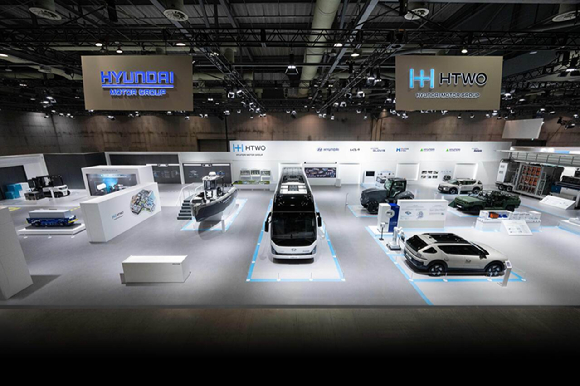 '월드 하이드로젠 엑스포 2025' 개막식에서 주요 관계자들이 기념 촬영을 하고 있다. [사진=현대자동차그룹]