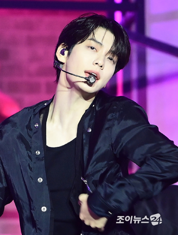 그룹 투모로우바이투게더 수빈이 13일 오후 서울시 성북구 안암동 고려대학교 화정체육관에서 열린 투모로우바이투게더(TOMORROW X TOGETHER, TXT) 미니 8집 '7TH YEAR: 가시덤불에 잠시 바람이 멈췄을 때' 발매 기념 쇼케이스에서 타이틀곡 '하루에 하루만 더' 무대를 선보이고 있다. [사진=정소희 기자]