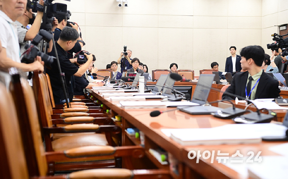 18일 오전 서울 여의도 국회 보건복지위원회에서 열린 정은경 보건복지부 장관 후보자 인사청문회가 야당의 추가 자료 제출과 검토 시간 요구에 정회된 가운데 정 후보자가 자리를 나서고 있다. [사진=정소희 기자]