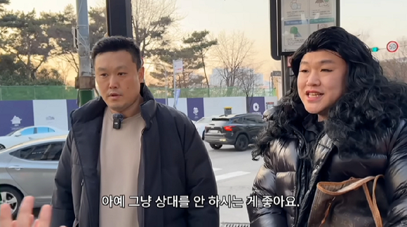 길거리에서 담배를 피우던 중학생을 훈계한 종합격투기 선수 명현만이 오히려 경찰에 신고를 당한 영상이 확산되면서 현장 경찰의 대응을 둘러싼 논란도 커지고 있다. [사진=유튜브 @매드브로]