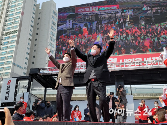 윤석열 국민의힘 대선후보와 안철수 국민의당 대표는 8일 부산 연제구 온천천 앞에서 거점 유세를 벌였다. [사진=정호영 기자]