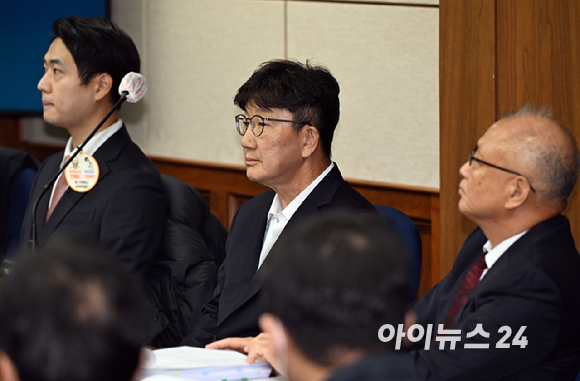 권성동 국민의힘 의원이 3일 서울 서초동 서울중앙지법에서 통일교로부터 불법 정치자금을 수수한 혐의 사건 1차 공판에 출석하고 있다. [사진=사진공동취재단]