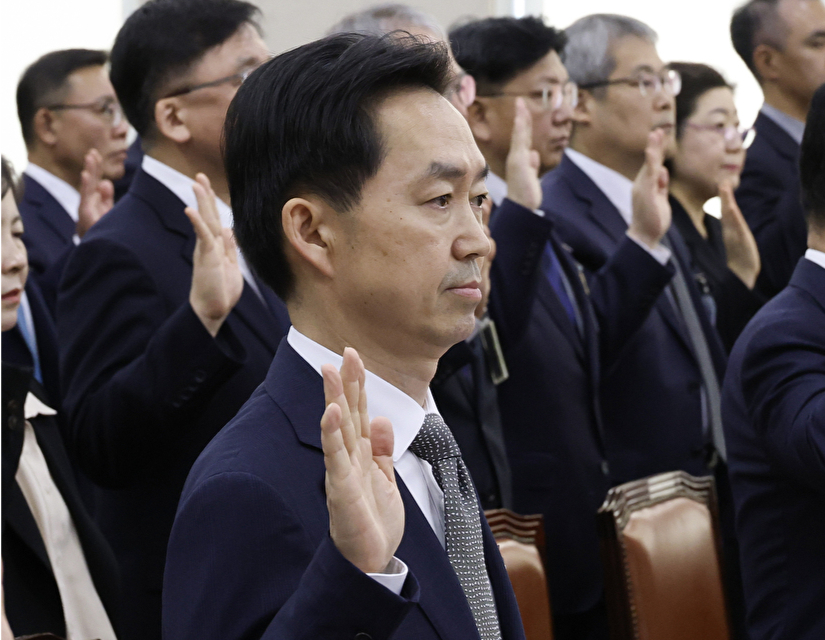 김지용 중대범죄수사청장이 26일 국회 행정안전위원회에서 열린 2026년도 종합 국정감사에 출석해 증인선서를 하고 있다. 2026.10.26 [사진=연합뉴스]