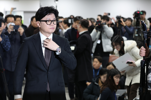 국민의힘에서 제명된 한동훈 전 대표가 29일 국회 소통관에서 제명 결정과 관련해 기자회견을 하기 위해 입장하고 있다. [사진=연합뉴스]