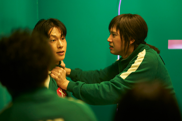 배우 박성훈이 넷플릭스 시리즈 '오징어 게임' 시즌2 인터뷰에 앞서 포즈를 취하고 있다. [사진=넷플릭스]