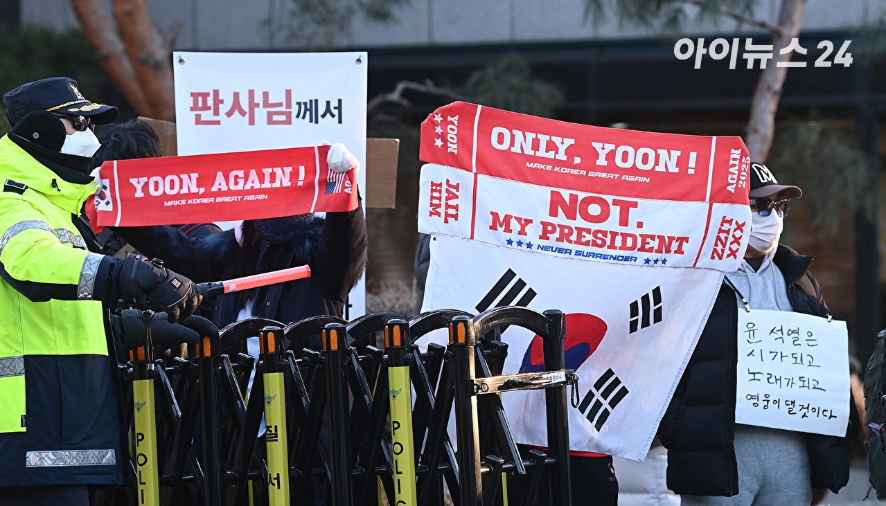 윤석열 전 대통령이 2024년 12월 3일 밤 서울 용산 대통령실 청사에서 긴급 대국민 특별 담화를 발표하고 비상계엄을 선포하고 있다. 2024.12.3 [대통령실 제공. 재판매 및 DB 금지] [사진=연합뉴스]