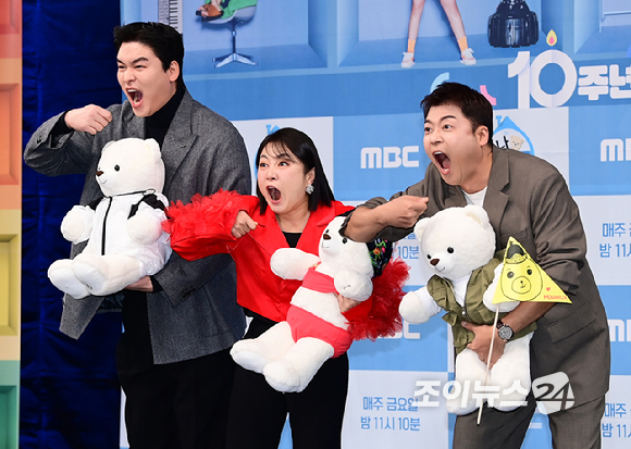 이장우-박나래-전현무가 4일 오후 서울 마포구 MBC 골든마우스홀에서 열린 MBC '나 혼자 산다' 10주년 기념 기자간담회에서 포즈를 취하고 있다. [사진=정소희 기자]