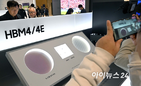 원&middot;달러 환율이 1530원을 넘어선 31일 서울 중구 하나은행 딜링룸에서 직원이 업무를 보고 있다. [사진=연합뉴]