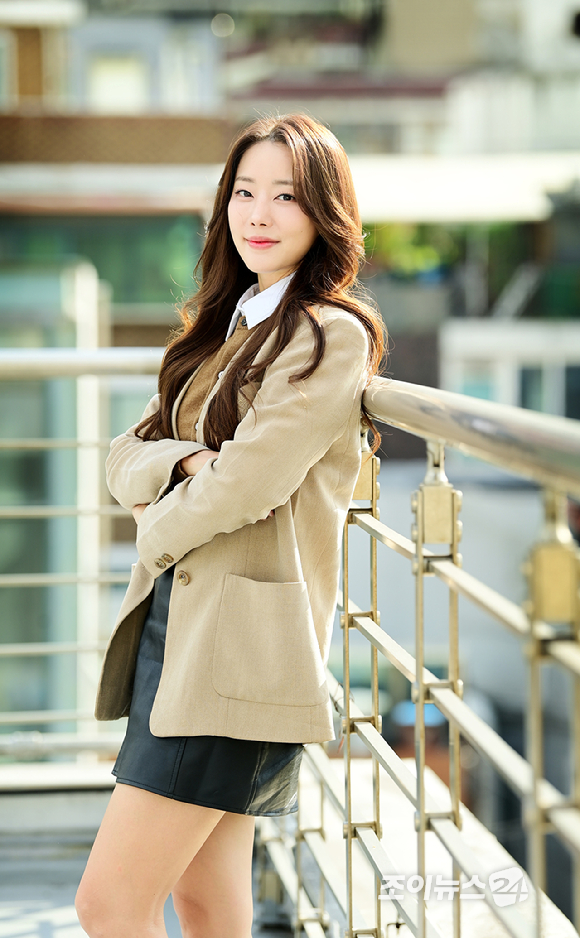 배우 겸 가수 고우리가 서울 중구 중림동 조이뉴스24에서 진행된 인터뷰에 앞서 포즈를 취하고 있다. [사진=정소희 기자]