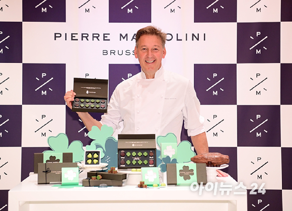 벨기에 초콜릿 브랜드 피에르 마르콜리니(Pierre Marcolini)가 수능을 앞둔 한국 수험생을 위한 시즌 한정 초콜릿 '그랑 클로버 셀렉션'을 출시한 가운데 16일 신세계백화점 강남점 스위트파크 내 피에르 마르콜리니 매장에서 브랜드 파운더 피에르 마르콜리니가 제품을 들고 포즈를 취하고 있다. [사진=정소희 기자]