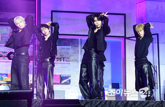  가시덤불에 잠시 바람이 멈췄을 때' 발매 기념 쇼케이스에서 타이틀곡 '하루에 하루만 더' 무대를 선보이고 있다. [사진=정소희 기자]