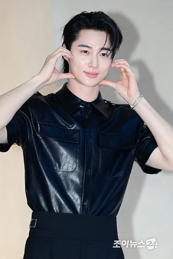 배우 변우석이 3일 오후 서울 성동구 하우스 노웨어 서울에서 열린 아이아이컴바인드 신사옥 하우스 노웨어 서울 오픈 기념 포토콜에 참석하고 있다. [사진=정소희 기자]