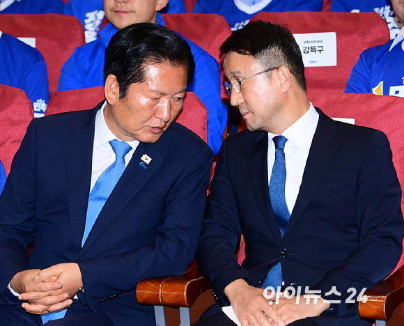 더불어민주당 정청래 대표와 한병도 원내대표가 3일 서울 여의도 국회 의원회관에 마련된 제9회 전국동시지방선거 및 국회의원 재보궐 선거 개표종합상황실에서 출구조사 결과를 기다리며 이야기를 나누고 있다. [사진=정소희 기자]