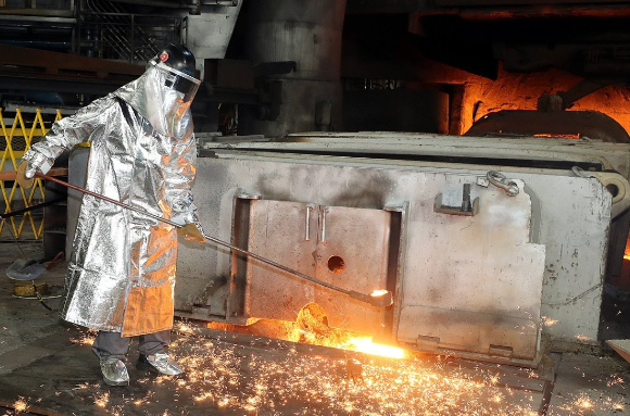 지난해 8월 7일 폭염 속에 전남 광양시 광양제철소 근로자가 고온의 쇳물이 담겨 있는 용광로를 점검하고 있다. [사진=연합뉴스]