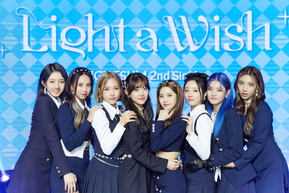 걸그룹 라잇썸이 13일 온라인으로 진행된 두 번째 싱글 'Light a Wish' 발매 기념 쇼케이스에 참석해 포즈를 취하고 있다. [사진=큐브엔터테인먼트]