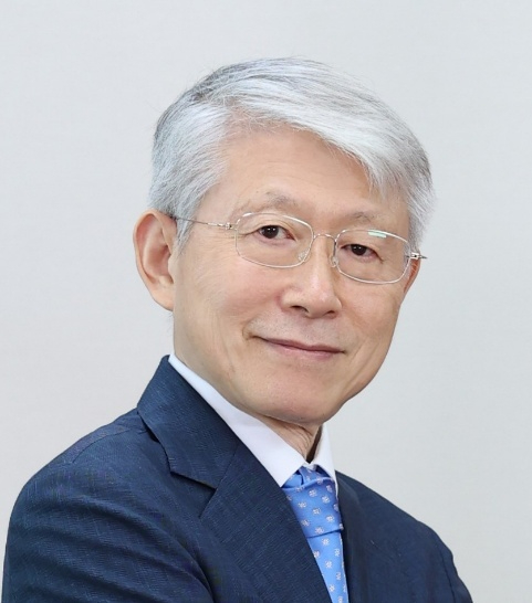 매년 국내외 주요 이슈를 진단하고 대응 방안을 논의하는 아이포럼 2025가 '지금은 인공지능 대전환(AX):AI 3대 강국 어떻게 만들 것인가&rsquo;라는 주제로 23일 서울 여의도 FKI타워에서 열렸다. 김정호 한국과학기술원(KAIST) 전기 및 전자공학부 교수가 AI 강국으로 가는 길이라는 주제로 기조연설을 하고 있다. [사진=곽영래 기자]