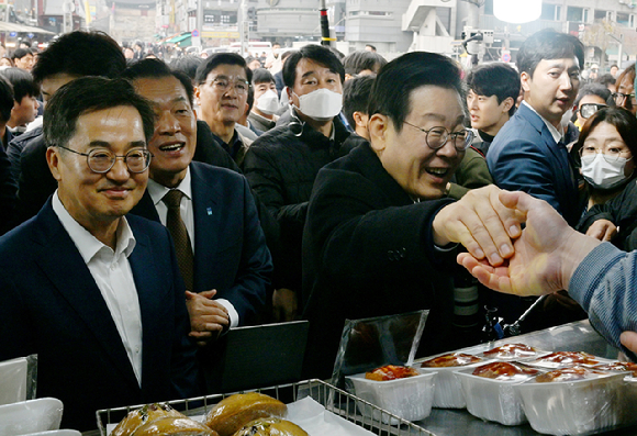 이재명 더불어민주당 대표가 21일 경기도 수원시 못골시장을 방문해 상인들과 인사하고 있다. (공동취재) 2024.11.21. [사진=뉴시스]