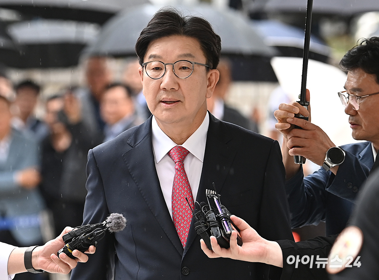 권성동 국민의힘 의원이 16일 서울 서초구 서울중앙지법으로 구속 전 피의자 심문(영장실질심사)에 에 출석하고 있다. [사진=곽영래 기자]