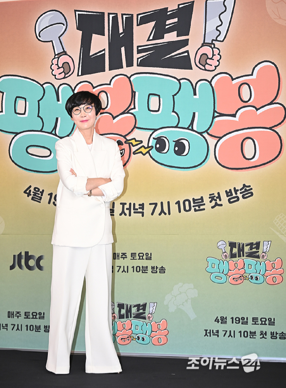 개그맨 팽현숙이 17일 오후 서울 마포구 스탠포드호텔 JTBC 예능 프로그램 '대결! 팽봉팽봉' 제작발표회에서 포토타임을 갖고 있다. [사진=곽영래 기자]