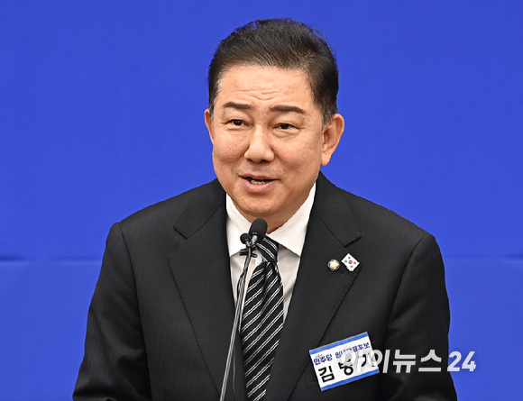 더불어민주당 원내대표 경선에 출마한 김병기 의원이 13일 서울 여의도 국회에서 열린 원내대표 선출 의원총회에서 정견 발표를 하고 있다. [사진=곽영래 기자]
