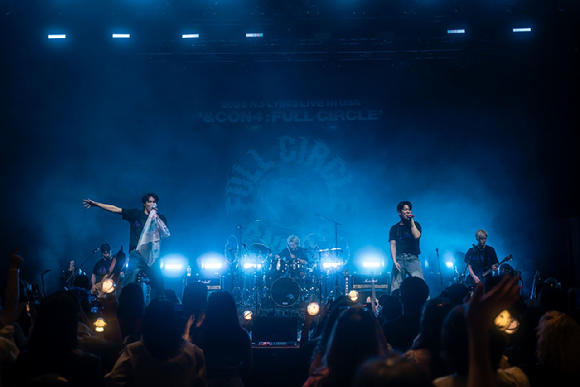 밴드 엔플라잉(이승협, 차훈, 김재현, 유회승, 서동성)이 월드투어 2025 N.Flying LIVE WORLD TOUR '&CON4 : FULL CIRCLE'(2025 엔플라잉 라이브 월드 투어 '엔콘4 : 풀 써클')에서 환상적인 무대를 보여주고 있다. [사진=FNC엔터테인먼트]