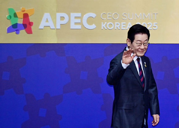 도널드 트럼프 미국 대통령이 29일 경주예술의전당에서 APEC CEO 서밋 특별연설을 하고 있다. [사진=연합뉴스]