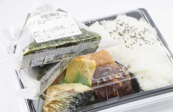 일본 편의점 체인 '미니스톱'이 점포 내에서 직접 제조&middot;판매한 수제 주먹밥(오니기리)과 도시락의 소비기한을 조작한 사실이 추가로 드러났다. 사진은 일본 삼각김밥. [사진=wamazing]